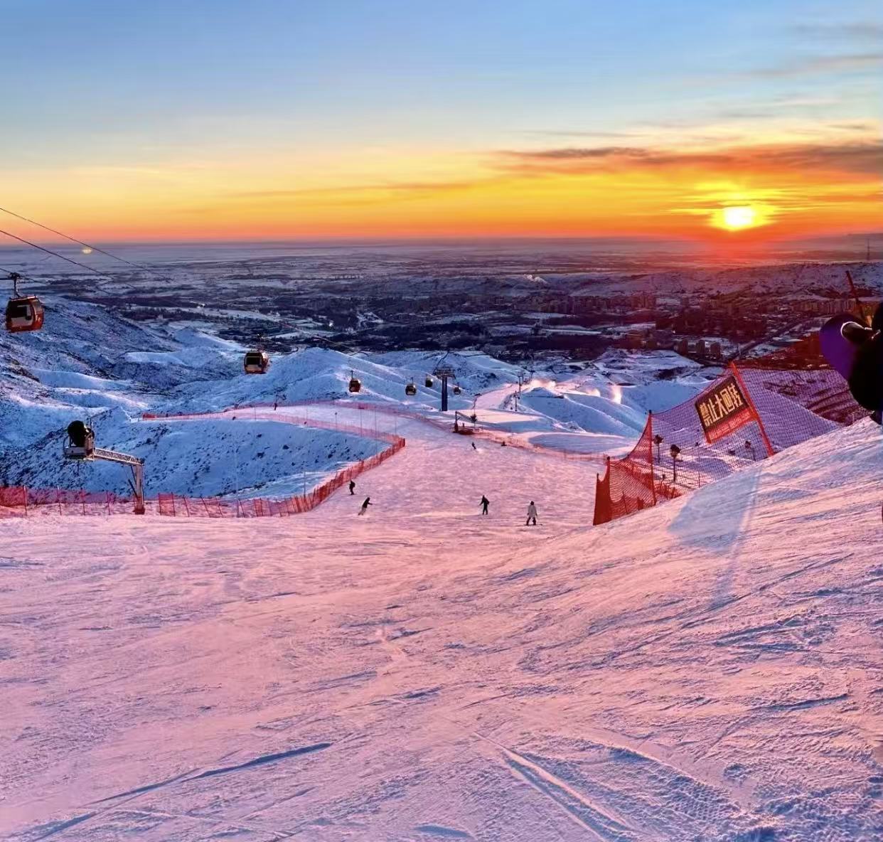 Watching the sunset while skiing on General Mountain is the most romantic moment for skiers!